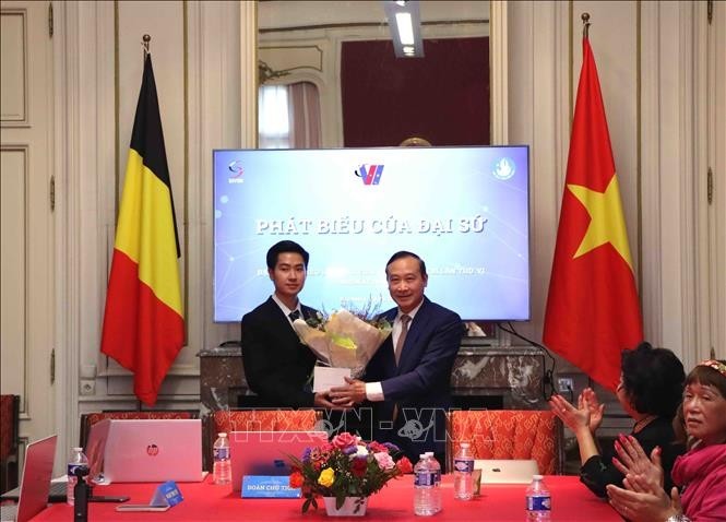 Nguyen Van Thao, the Vietnamese Ambassador to the Kingdom of Belgium, presented flowers to Nguyen Tuan Nghia, President of the Vietnamese Student Association in Belgium for term V
