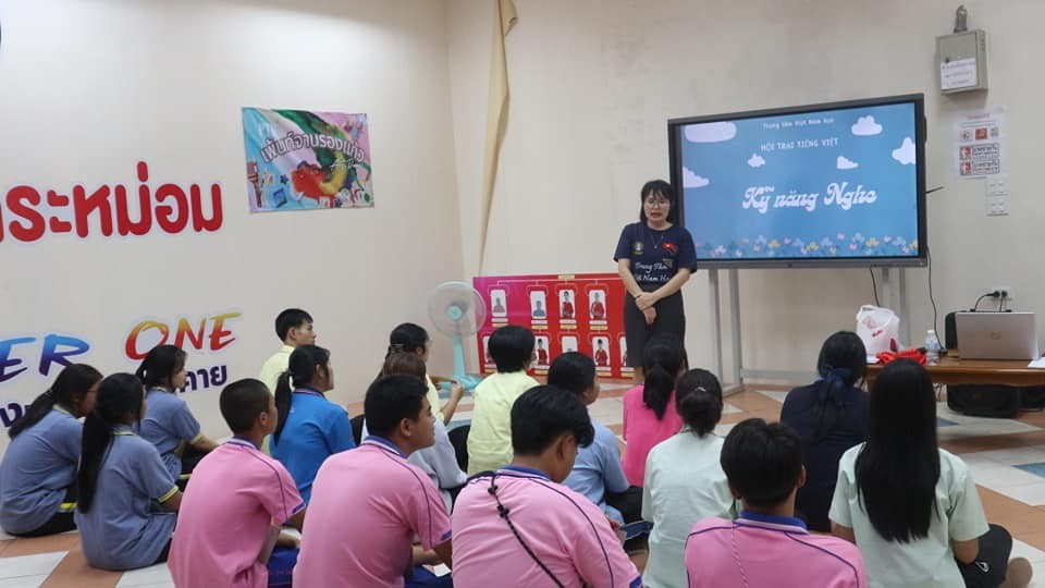 Trong khuôn khổ trại hè, các em học sinh Thái Lan được tham gia các chuyên đề nghe, nói, đọc, viết tiếng Việt Trong khuôn khổ trại hè, các em học sinh Thái Lan được tham gia các chuyên đề nghe, nói, đọc, viết tiếng Việt