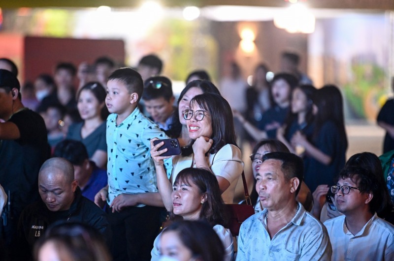 Khán giả trầm trồ thán phúc trước những lập luận sắc bén của các đội thi Khán giả trầm trồ thán phúc trước những lập luận sắc bén của các đội thi
