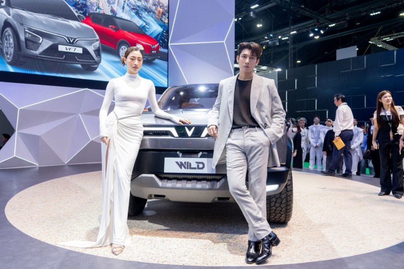 Diễn viên Mew Suppasit (bên phải) và Hoa hậu Thế giới Việt Nam 2019 Lương Thuỳ Linh (bên trái) xuất hiện tại gian hàng VinFast. Diễn viên Mew Suppasit (bên phải) và Hoa hậu Thế giới Việt Nam 2019 Lương Thuỳ Linh (bên trái) xuất hiện tại gian hàng VinFast.