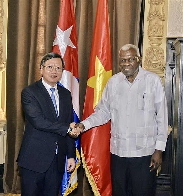 President of the National Assembly of People's Power of Cuba Esteban Lazo Hernández (right) receives new Vietnamese Ambassador to Cuba Le Quang Long. President of the National Assembly of People's Power of Cuba Esteban Lazo Hernández (right) receives new Vietnamese Ambassador to Cuba Le Quang Long.