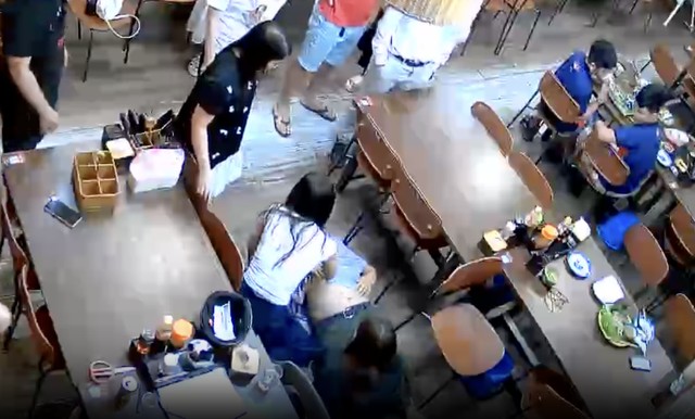 Hình ảnh nữ nhân viên Bệnh viện Bạch Mai cấp cứu du khách tại nhà hàng. Ảnh cắt từ video Hình ảnh nữ nhân viên Bệnh viện Bạch Mai cấp cứu du khách tại nhà hàng. Ảnh cắt từ video