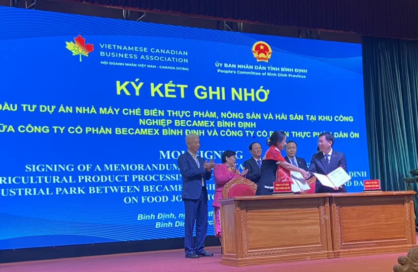Ký kết ghi nhớ đầu tư dự án Nhà máy chế biến nông sản tại Khu công nghiệp becamex Bình Định giữa Công ty Cổ phần Becamex Bình Định và Công ty Cổ phần Thực phẩm Dân Ôn. Ký kết ghi nhớ đầu tư dự án Nhà máy chế biến nông sản tại Khu công nghiệp becamex Bình Định giữa Công ty Cổ phần Becamex Bình Định và Công ty Cổ phần Thực phẩm Dân Ôn.