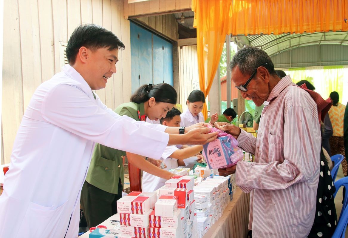 Đoàn công tác Công an tỉnh An Giang đã tổ chức khám bệnh, Đoàn công tác Công an tỉnh An Giang đã tổ chức khám bệnh,
