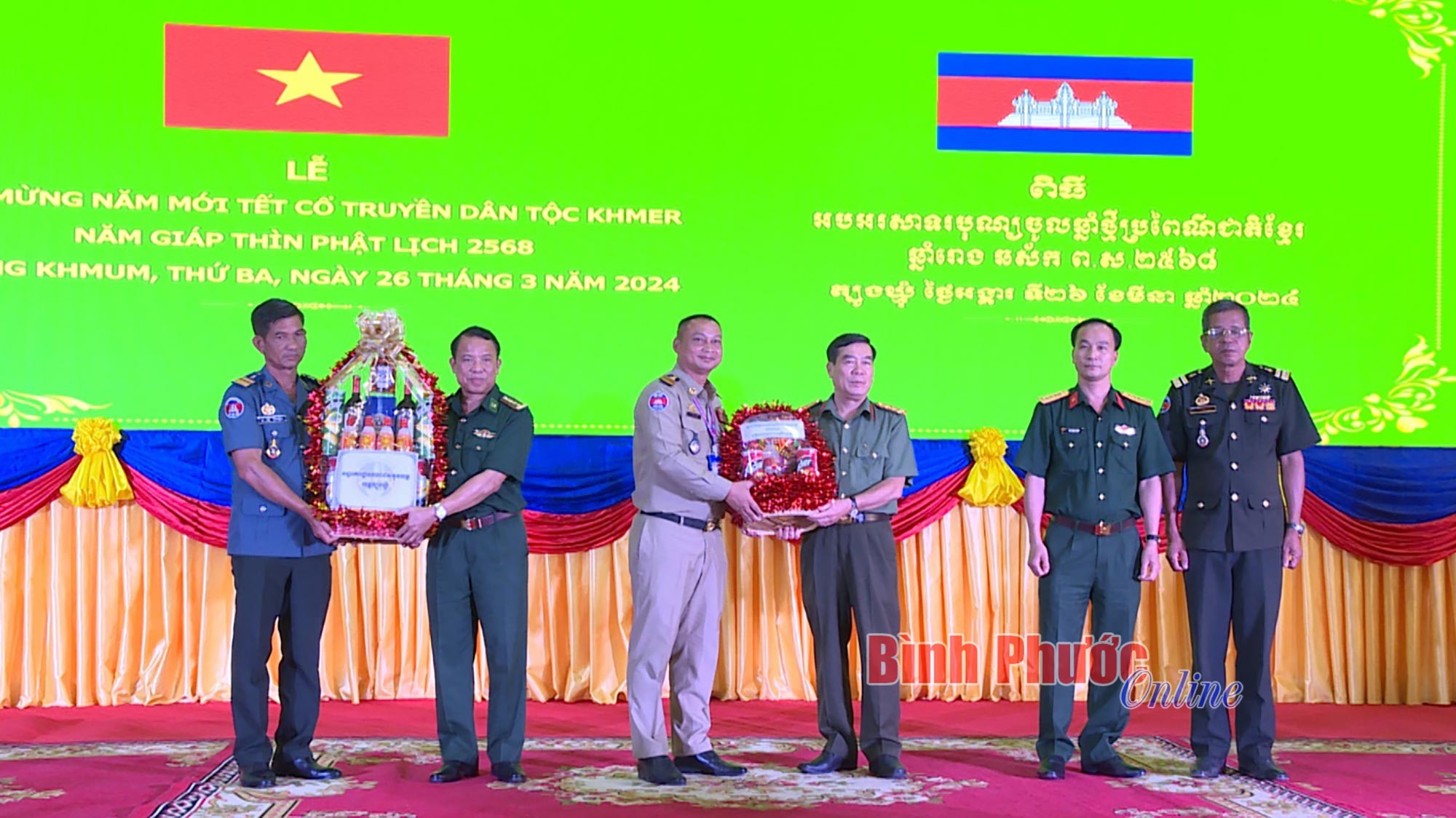Lãnh đạo các lực lượng vũ trang tỉnh Bình Phước tặng quà lãnh đạo các lực lượng vũ trang tỉnh Tbong Khmum, Campuchia. (Ảnh: Báo Bình Phước) Lãnh đạo các lực lượng vũ trang tỉnh Bình Phước tặng quà lãnh đạo các lực lượng vũ trang tỉnh Tbong Khmum, Campuchia. (Ảnh: Báo Bình Phước)