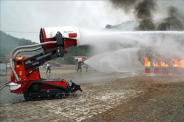 Fire fighter robot is used at the drill. (Photo: VNA) Fire fighter robot is used at the drill. (Photo: VNA)