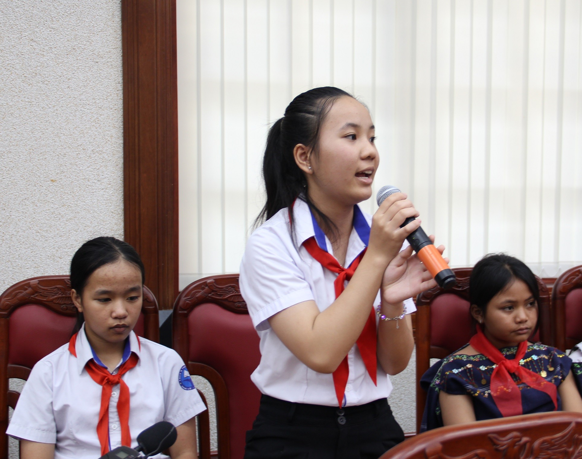 hiếu nhi của huyện Đăk Pơ nêu ý kiến trao đổi với đại biểu HĐND tỉnh tại buổi tiếp xúc. (Ảnh: gialai.gov.vn) hiếu nhi của huyện Đăk Pơ nêu ý kiến trao đổi với đại biểu HĐND tỉnh tại buổi tiếp xúc. (Ảnh: gialai.gov.vn)