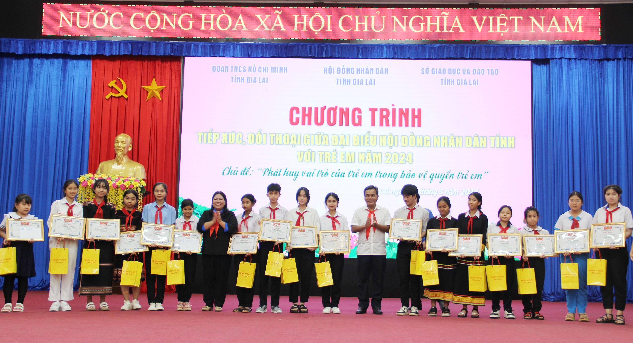 Các đội viên, thiếu nhi vượt khó học tốt của tỉnh Gia Lai được trao quà, bằng khen và học bổng Các đội viên, thiếu nhi vượt khó học tốt của tỉnh Gia Lai được trao quà, bằng khen và học bổng