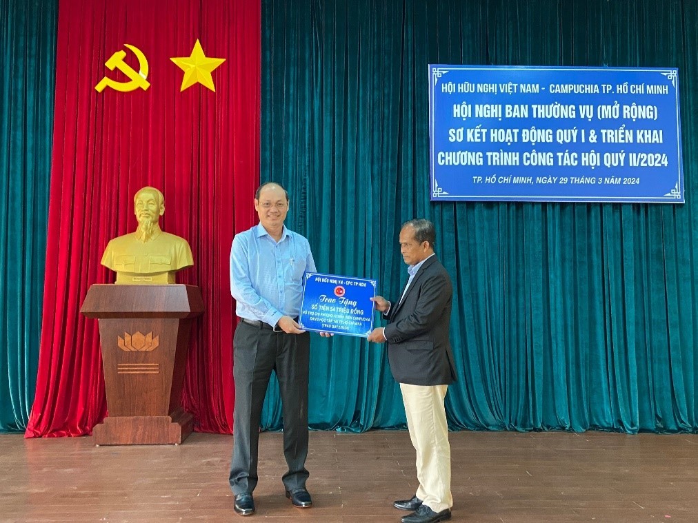 Trung tướng Nguyễn Văn Nam – Chủ tịch Hội hữu nghị Việt Nam – Campuchia TP.HCM trao tặng kinh phí hỗ trợ đến ông Keo Bunrith Lãnh sự Vương quốc Campuchia. Trung tướng Nguyễn Văn Nam – Chủ tịch Hội hữu nghị Việt Nam – Campuchia TP.HCM trao tặng kinh phí hỗ trợ đến ông Keo Bunrith Lãnh sự Vương quốc Campuchia.
