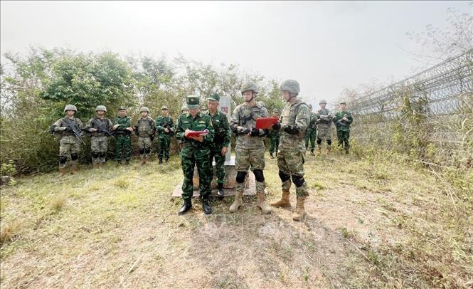 Tuần tra song phương tuyến biên giới Việt Nam – Trung Quốc Chú thích ảnh