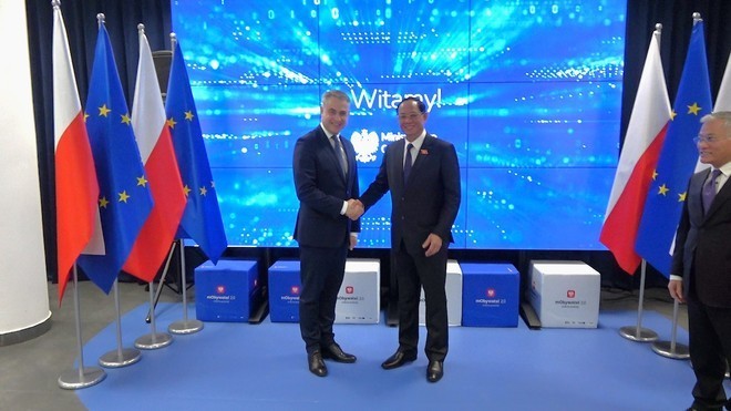 NA Vice Chairman Tran Quang Phuong (R) meets Deputy Prime Minister, Minister of Digital Affairs Krzysztof Gawkowski Photo: VNA