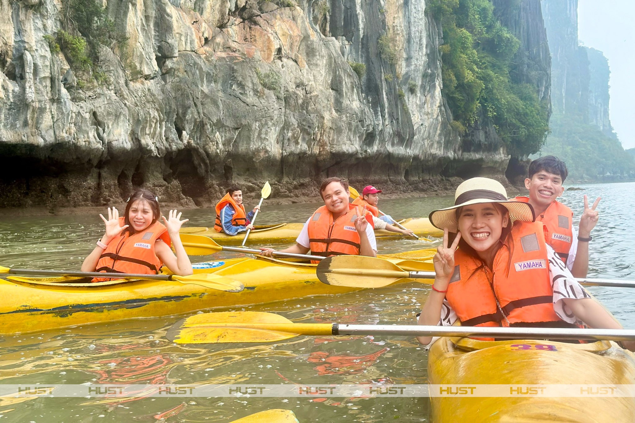 Các lưu học sinh chèo thuyền kayak ở Vịnh Hạ Long. (Ảnh: hust.edu.vn) Các lưu học sinh chèo thuyền kayak ở Vịnh Hạ Long. (Ảnh: hust.edu.vn)