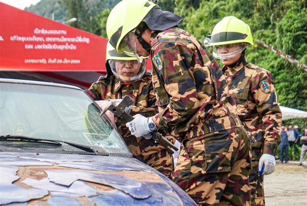 Tình huống giả định, xảy ra vụ tai nạn liên hoàn giữa xe ô - tô du lịch, xe chở hóa chất và xe bồn chở xăng tại khu vực biên giới. Lực lượng phòng cháy chữa cháy và cứu nạn cứu hộ của 3 nước huy động hơn 100 người cùng với nhiều phương tiện chữa cháy hiện đại, tham gia phối hợp xử lý 3 tình huống: Sự cố tai nạn giao thông; Xử lý sự cố rò rỉ hóa chất do xe tải và chữa cháy xe bồn chở xăng dầu. Sau buổi tổng diễn tập, các bên cùng nhau rút kinh nghiệm, hoàn thiện các phương án. Tình huống giả định, xảy ra vụ tai nạn liên hoàn giữa xe ô - tô du lịch, xe chở hóa chất và xe bồn chở xăng tại khu vực biên giới. Lực lượng phòng cháy chữa cháy và cứu nạn cứu hộ của 3 nước huy động hơn 100 người cùng với nhiều phương tiện chữa cháy hiện đại, tham gia phối hợp xử lý 3 tình huống: Sự cố tai nạn giao thông; Xử lý sự cố rò rỉ hóa chất do xe tải và chữa cháy xe bồn chở xăng dầu. Sau buổi tổng diễn tập, các bên cùng nhau rút kinh nghiệm, hoàn thiện các phương án.