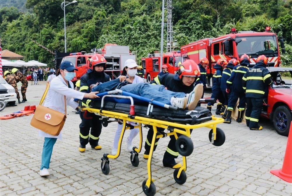 Đại tướng Tô Lâm cho biết: Trong chương trình Hội nghị, các bên đã thống nhất nội dung phối hợp diễn tập phương án chữa cháy và CNCH với sự tham gia của các đơn vị Cảnh sát PCCC và CNCH ba nước. Việc xây dựng và tổ chức diễn tập phương án là rất thiết thực, đáp ứng yêu cầu thực tiễn trong phối hợp thực hiện các nhiệm vụ bảo đảm an ninh quốc gia, trật tự, an toàn xã hội tại ba nước; là dịp để lực lượng Cảnh sát PCCC và CNCH ba nước có thể trao đổi kinh nghiệm, học hỏi lẫn nhau nhằm nâng cao chiến thuật, kỹ thuật và năng lực chiến đấu trong xử lý các tình huống cháy, nổ, sự cố, tai nạn Đại tướng Tô Lâm cho biết: Trong chương trình Hội nghị, các bên đã thống nhất nội dung phối hợp diễn tập phương án chữa cháy và CNCH với sự tham gia của các đơn vị Cảnh sát PCCC và CNCH ba nước. Việc xây dựng và tổ chức diễn tập phương án là rất thiết thực, đáp ứng yêu cầu thực tiễn trong phối hợp thực hiện các nhiệm vụ bảo đảm an ninh quốc gia, trật tự, an toàn xã hội tại ba nước; là dịp để lực lượng Cảnh sát PCCC và CNCH ba nước có thể trao đổi kinh nghiệm, học hỏi lẫn nhau nhằm nâng cao chiến thuật, kỹ thuật và năng lực chiến đấu trong xử lý các tình huống cháy, nổ, sự cố, tai nạn