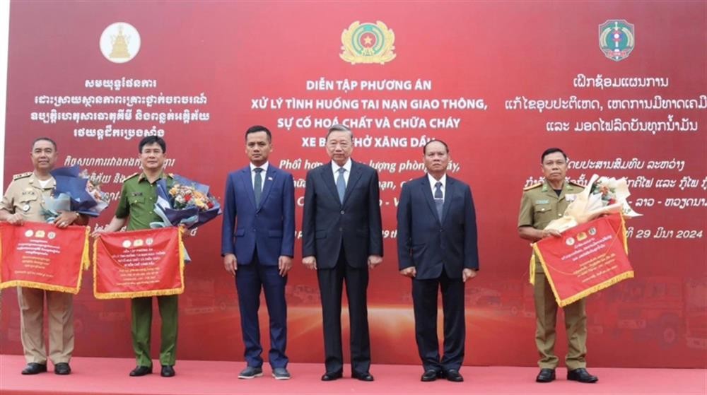 Đại tướng Tô Lâm, Ủy viên Bộ Chính trị, Bộ trưởng Bộ Công an Việt Nam đã tặng hoa, trao Cờ lưu niệm cho lực lượng Cảnh sát PCCC và CNCH 3 nước Việt Nam - Lào - Campuchia. Đại tướng Tô Lâm, Ủy viên Bộ Chính trị, Bộ trưởng Bộ Công an Việt Nam đã tặng hoa, trao Cờ lưu niệm cho lực lượng Cảnh sát PCCC và CNCH 3 nước Việt Nam - Lào - Campuchia.