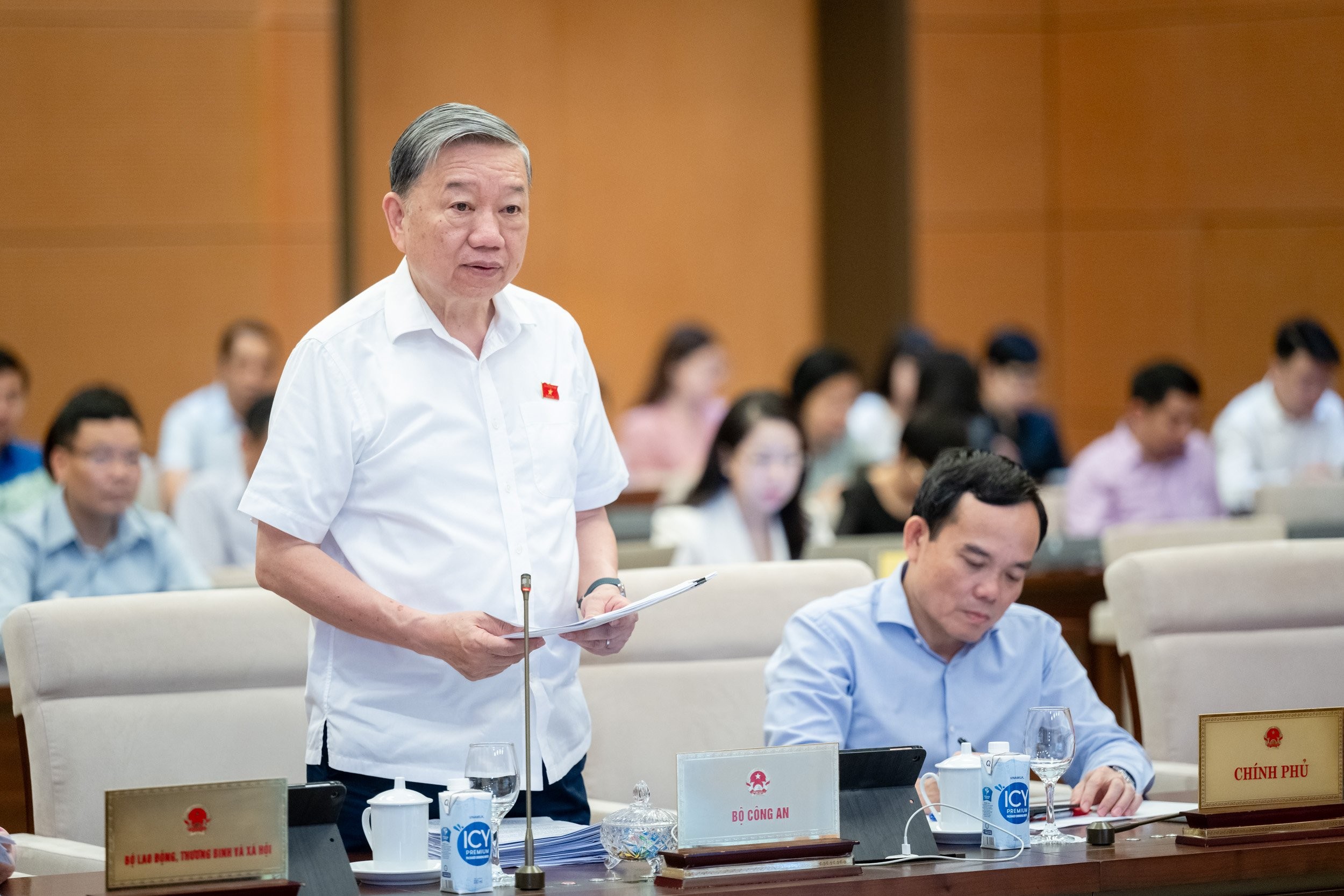 Bộ trưởng Bộ Công an Tô Lâm trình bày Tờ trình. (Ảnh: Quochoi.vn) Bộ trưởng Bộ Công an Tô Lâm trình bày Tờ trình. (Ảnh: Quochoi.vn)