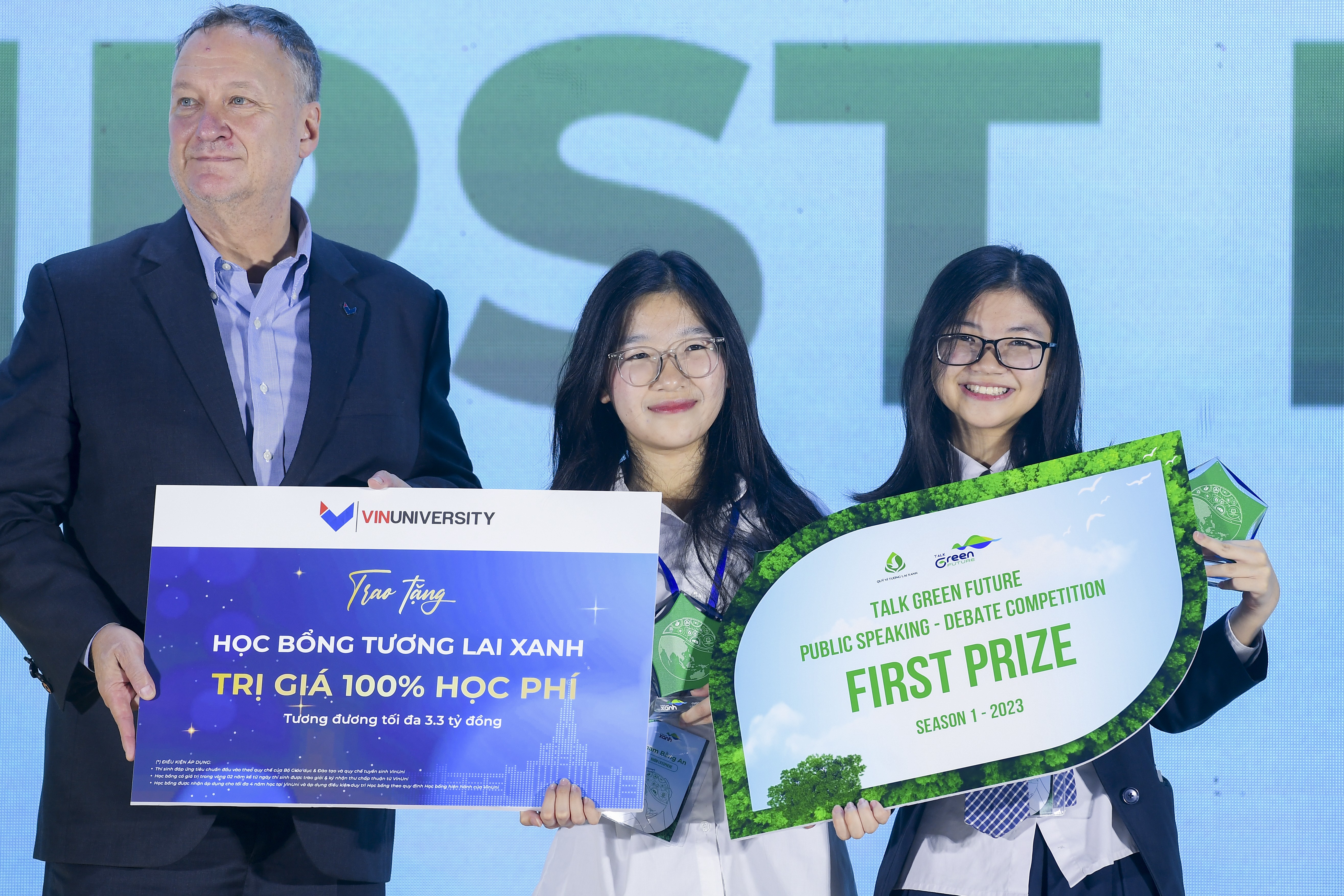 Các thí sinh đội Lifesphere cho biết được thưởng suất học bổng toàn phần để theo học tại Trường Đại học VinUni chính là giấc mơ thành hiện thực. Các thí sinh đội Lifesphere cho biết được thưởng suất học bổng toàn phần để theo học tại Trường Đại học VinUni chính là giấc mơ thành hiện thực.