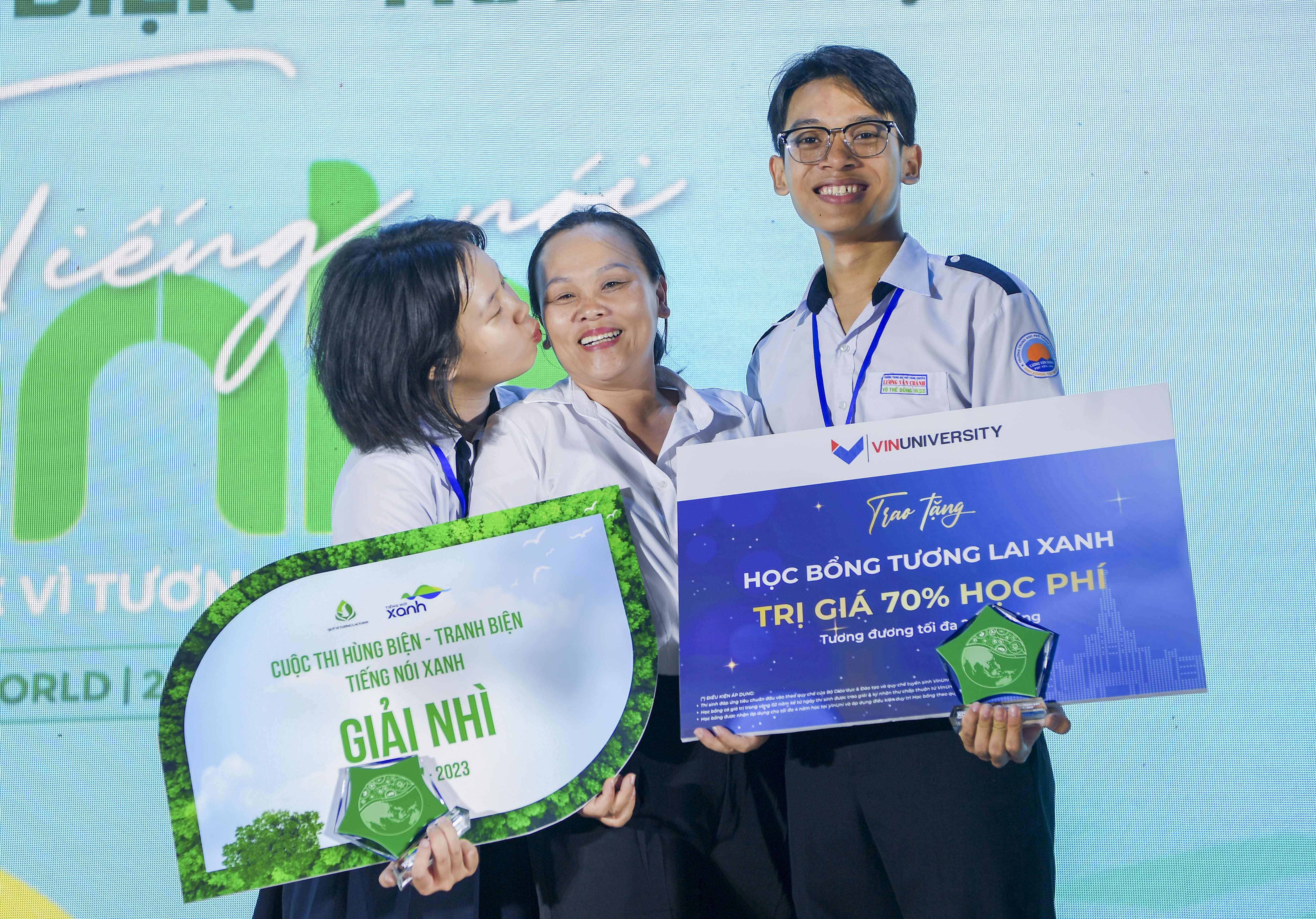 Đội Mầm Chồi Lá (THPT chuyên Lương Văn Chánh, Phú Yên) chia sẻ niềm vui với cô giáo chủ nhiệm Vũ Mai Vy khi được trao giải Nhì ở bảng tiếng Việt cuộc thi Tiếng nói Xanh. Đội Mầm Chồi Lá (THPT chuyên Lương Văn Chánh, Phú Yên) chia sẻ niềm vui với cô giáo chủ nhiệm Vũ Mai Vy khi được trao giải Nhì ở bảng tiếng Việt cuộc thi Tiếng nói Xanh.
