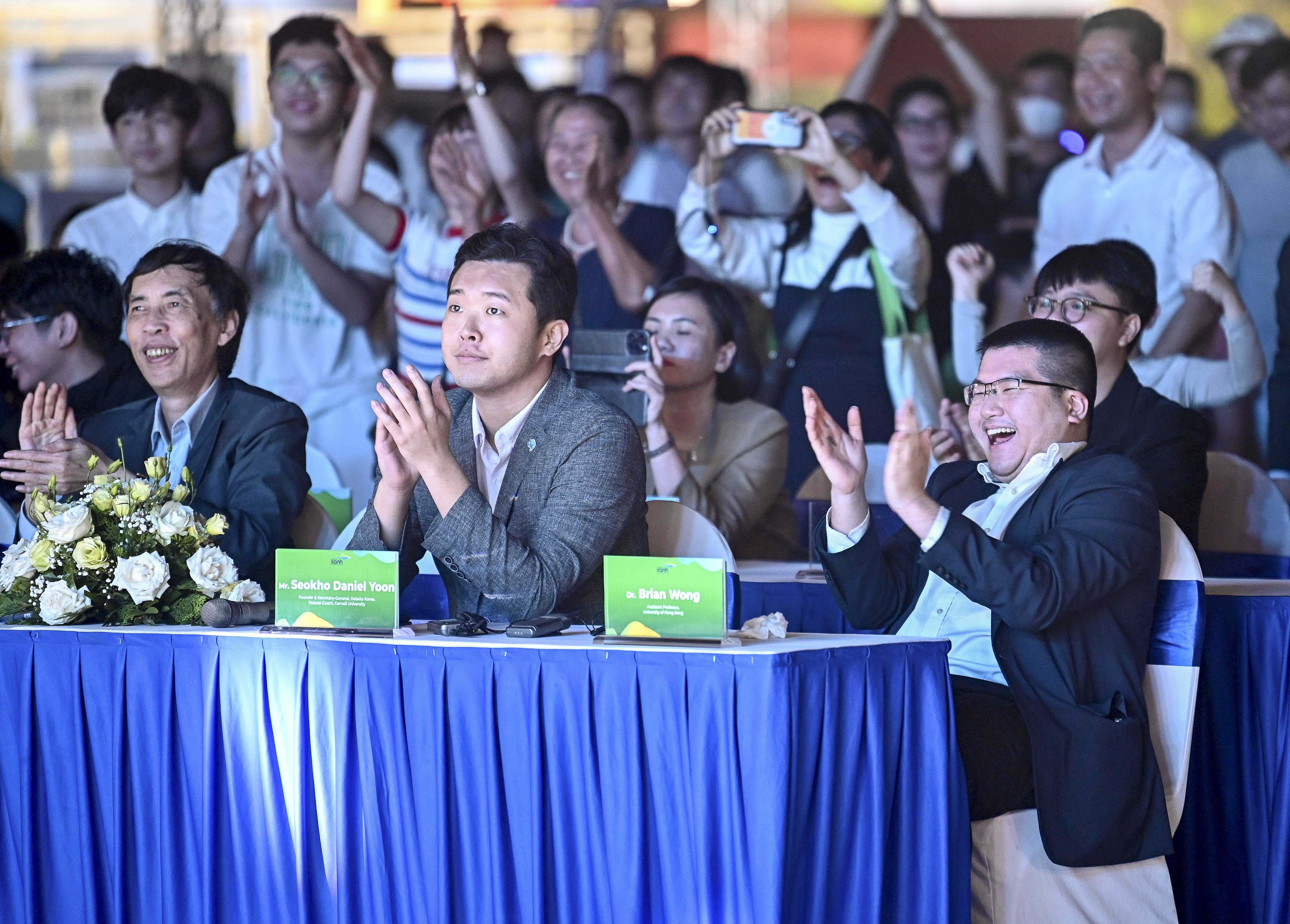 Tiến sĩ Brian Wong và các thành viên Hội đồng Giám khảo vui mừng trước chiến thắng thuyết phục của các đội thi. Tiến sĩ Brian Wong và các thành viên Hội đồng Giám khảo vui mừng trước chiến thắng thuyết phục của các đội thi.