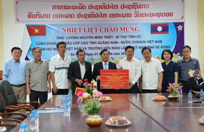 Thăm, tặng quà người Việt tại tỉnh Sê Kông, Champasak (Lào) Thăm, tặng quà người Việt tại tỉnh Sê Kông, Champasak (Lào)