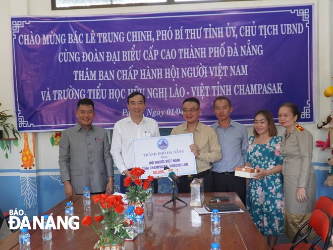 Thăm, tặng quà người Việt tại tỉnh Sê Kông, Champasak (Lào) Thăm, tặng quà người Việt tại tỉnh Sê Kông, Champasak (Lào)
