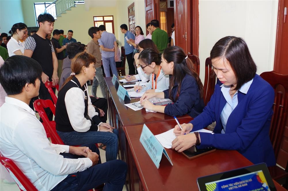 Các doanh nghiệp tư vấn, định hướng nghề nghiệp, giới thiệu việc làm, hỗ trợ vay vốn cho người chấp hành xong án phạt tù tại địa phương. Các doanh nghiệp tư vấn, định hướng nghề nghiệp, giới thiệu việc làm, hỗ trợ vay vốn cho người chấp hành xong án phạt tù tại địa phương.