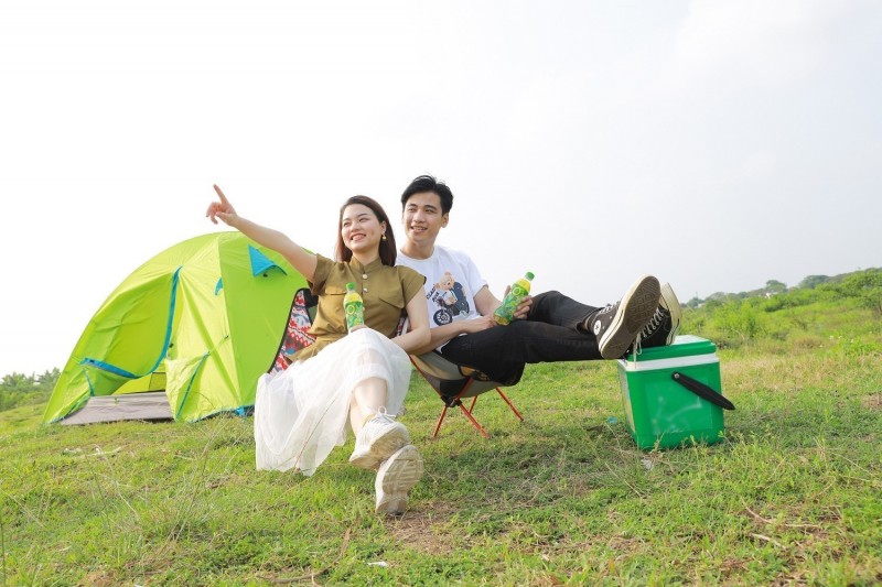 Nhiều người trẻ tranh thủ dã ngoại, tận hưởng những giờ phút thư thả bên bạn bè và thưởng thức những món đồ uống yêu thích để xua tan căng thẳng mệt mỏi trước khi bước vào chạy deadline mùa hè.