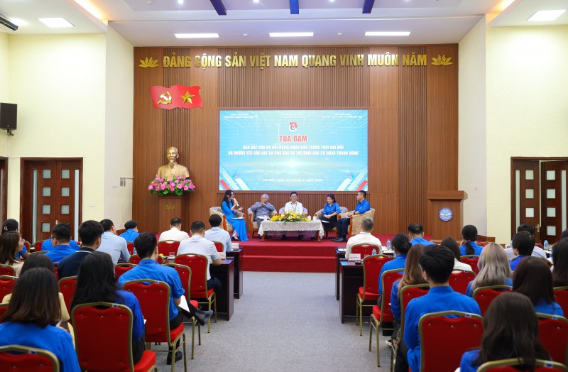Lớp trẻ cần nỗ lực để phát huy bản sắc cán bộ đối ngoại nhân dân trong thời đại mới Lớp trẻ cần nỗ lực để phát huy bản sắc cán bộ đối ngoại nhân dân trong thời đại mới