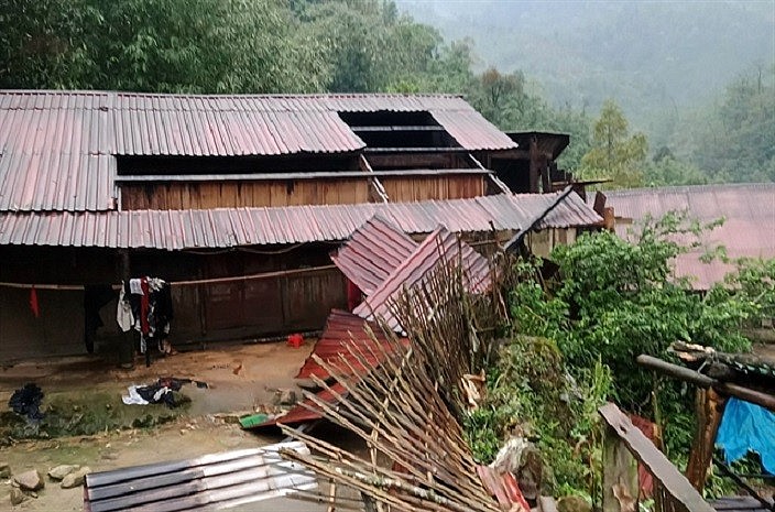 Hail storms and strong winds tore off the roof of a house in Bát Xát District, Lào Cai Province in late March. Photo: VNS Hail storms and strong winds tore off the roof of a house in Bát Xát District, Lào Cai Province in late March. Photo: VNS