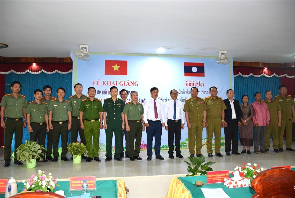 Lớp bồi dưỡng nghiệp vụ cho cán bộ, chiến sỹ Công an tỉnh Sê Kông Lớp bồi dưỡng nghiệp vụ cho cán bộ, chiến sỹ Công an tỉnh Sê Kông