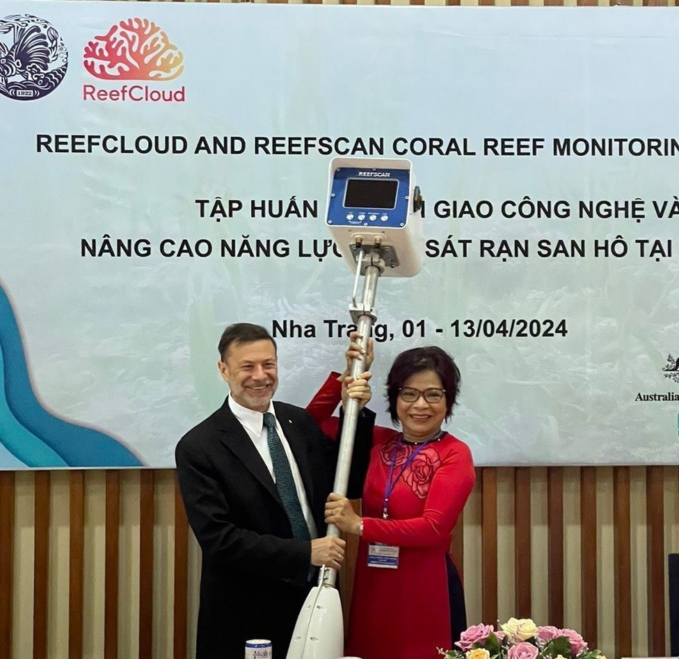 Ambassador Andrew Goledzinowski hands over Reef Scan equipment to the Institute of Oceanography. Ambassador Andrew Goledzinowski hands over Reef Scan equipment to the Institute of Oceanography.