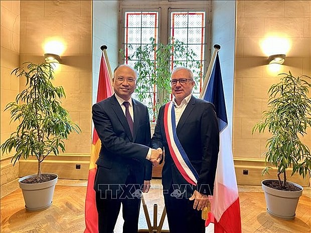 Vietnamese Ambassador to France Dinh Toan Thang (left) and Mayor of Nevers Denis Thuriot (Photo: VNA) Vietnamese Ambassador to France Dinh Toan Thang (left) and Mayor of Nevers Denis Thuriot (Photo: VNA)