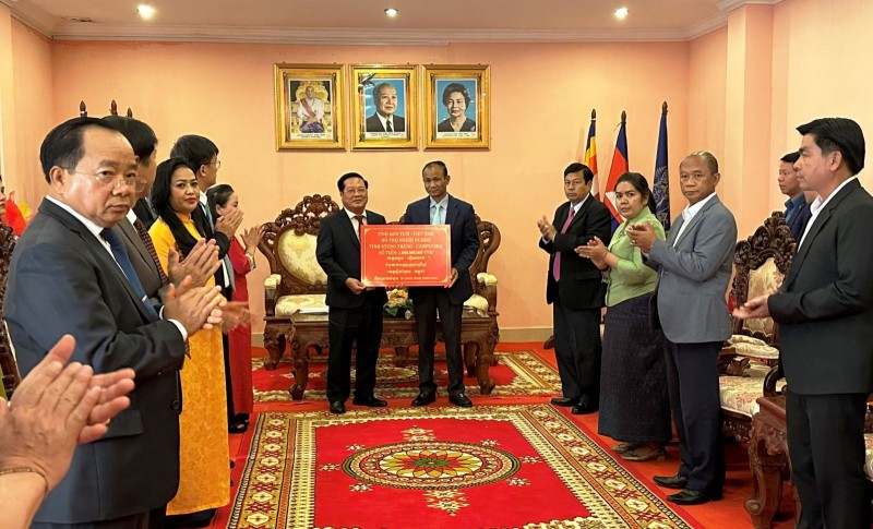 Kon Tum dành 2 tỷ đồng hỗ trợ người dân khó khăn của hai tỉnh vùng Đông Bắc Campuchia đón Tết Kon Tum dành 2 tỷ đồng hỗ trợ người dân khó khăn của hai tỉnh vùng Đông Bắc Campuchia đón Tết