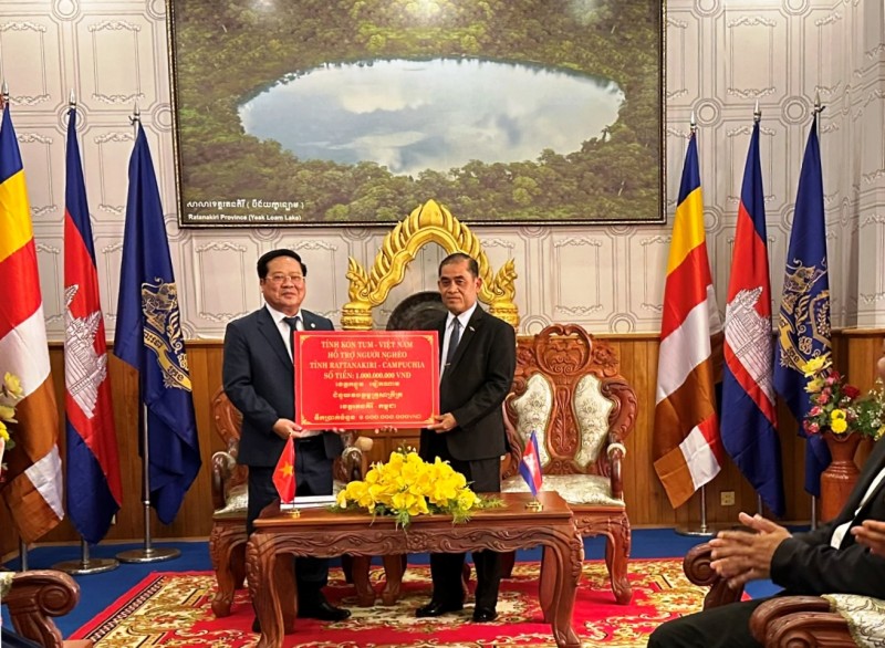 Kon Tum dành 2 tỷ đồng hỗ trợ người dân khó khăn của hai tỉnh vùng Đông Bắc Campuchia đón Tết Kon Tum dành 2 tỷ đồng hỗ trợ người dân khó khăn của hai tỉnh vùng Đông Bắc Campuchia đón Tết