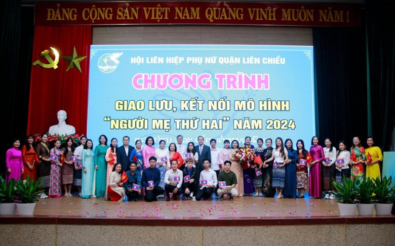 “Người mẹ thứ hai” của sinh viên Lào tại Đà Nẵng “Người mẹ thứ hai” của sinh viên Lào tại Đà Nẵng