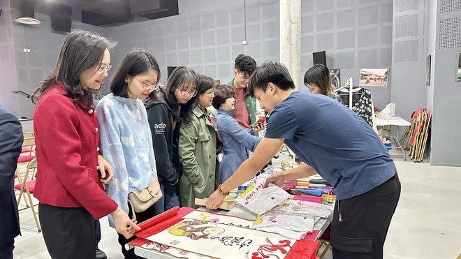 Sinh viên Việt Nam tại Pháp tổ chức ủng hộ đồng bào, chiến sỹ Hoàng Sa-Trường Sa Sinh viên Việt Nam tại Pháp tổ chức ủng hộ đồng bào, chiến sỹ Hoàng Sa-Trường Sa