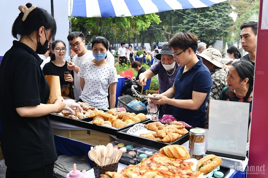 France’s culinary booths attract a large number of visitors. Photo: Vietnamnet France’s culinary booths attract a large number of visitors. Photo: Vietnamnet