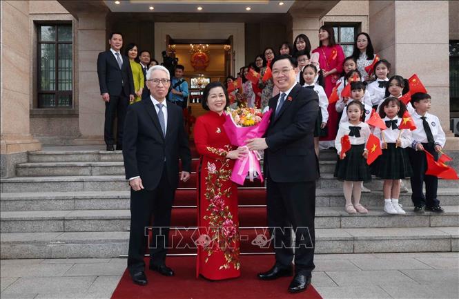 Chủ tịch Quốc hội Vương Đình Huệ gặp mặt cộng đồng người Việt Nam tại Trung Quốc Chú thích ảnh