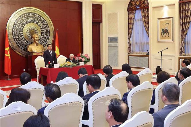Chủ tịch Quốc hội Vương Đình Huệ gặp mặt cộng đồng người Việt Nam tại Trung Quốc Chú thích ảnh
