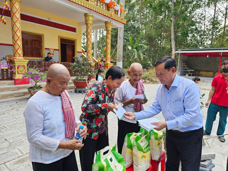 Chủ tịch UBMTTQVN tỉnh An Giang Nguyễn Tiếc Hùng tặng quà người dân Khmer. (Ảnh: Báo An Giang) Chủ tịch UBMTTQVN tỉnh An Giang Nguyễn Tiếc Hùng tặng quà người dân Khmer. (Ảnh: Báo An Giang)