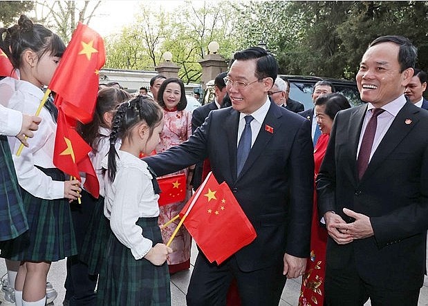NA Chairman Vương Đình Huệ meets representatives of the Vietnamese community in China. Photo: VNA NA Chairman Vương Đình Huệ meets representatives of the Vietnamese community in China. Photo: VNA
