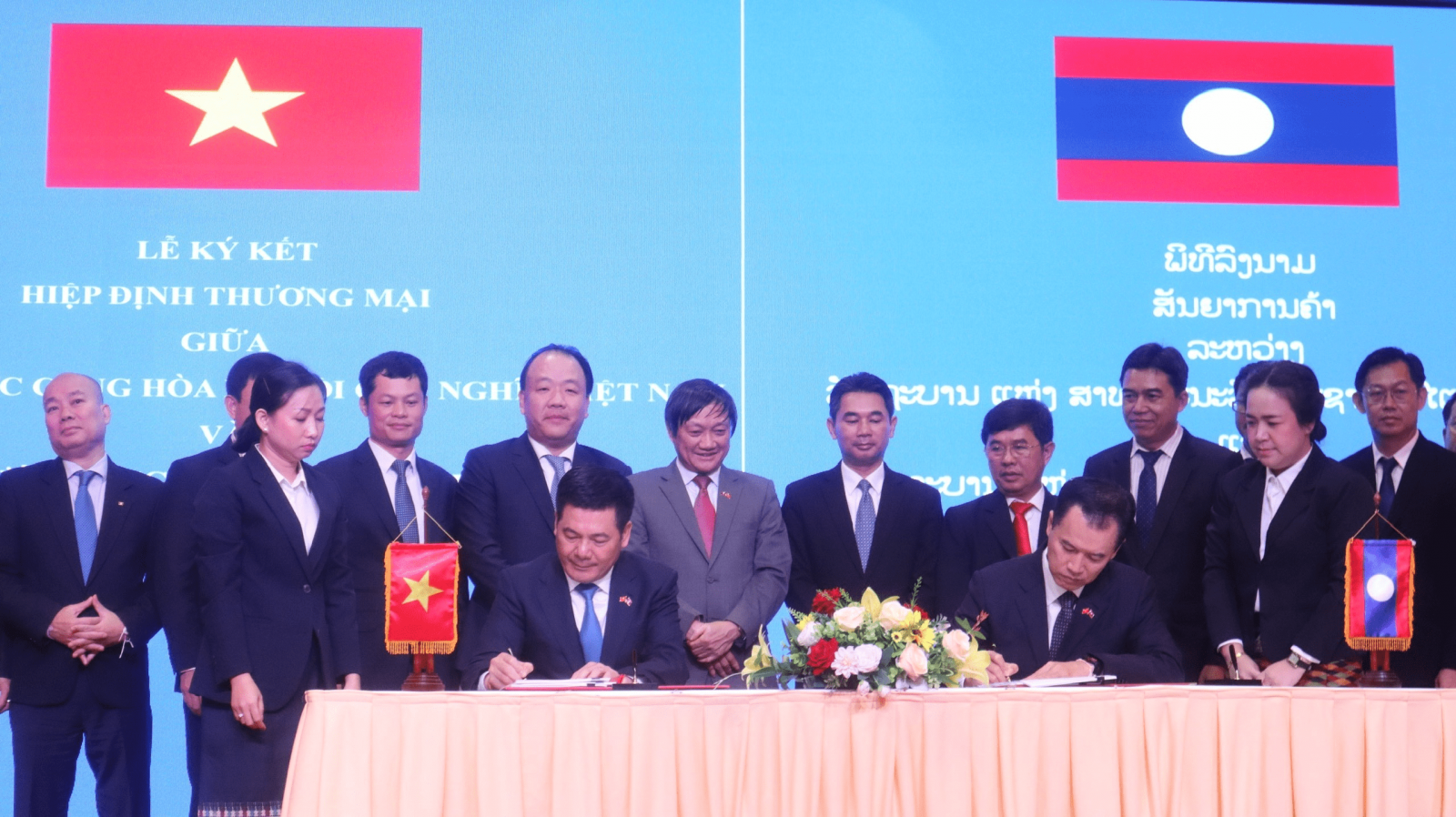 Thúc đẩy tiếp cận thị trường cho hàng hóa, dịch vụ Việt Nam - Lào Thúc đẩy tiếp cận thị trường cho hàng hóa, dịch vụ Việt Nam - Lào