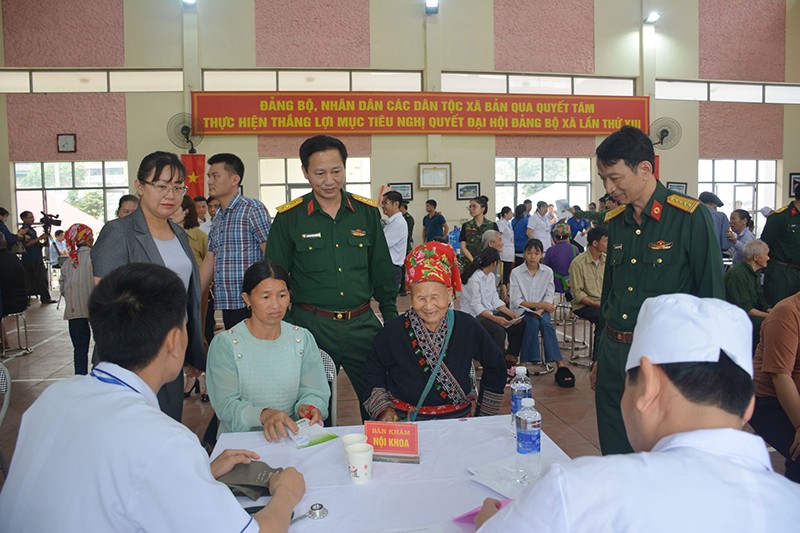 Các y, bác sĩ Quân đội khám, chữa bệnh cho nhân dân khu vực biên giới. Các y, bác sĩ Quân đội khám, chữa bệnh cho nhân dân khu vực biên giới.