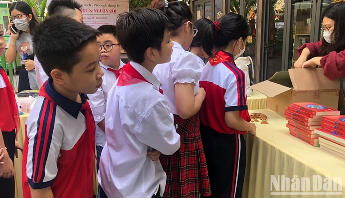 Bạn đọc nhỏ tuổi háo hức xếp hàng chờ nhận sách tặng tại Ngày Sách và Văn hóa đọc Việt Nam 2023. Bạn đọc nhỏ tuổi háo hức xếp hàng chờ nhận sách tặng tại Ngày Sách và Văn hóa đọc Việt Nam 2023.
