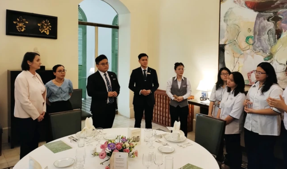 Học sinh Việt học nấu ăn theo thực đơn kiểu Pháp Học sinh Việt học nấu ăn theo thực đơn kiểu Pháp