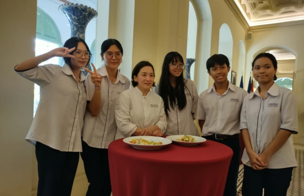Học sinh Việt học nấu ăn theo thực đơn kiểu Pháp Học sinh Việt học nấu ăn theo thực đơn kiểu Pháp