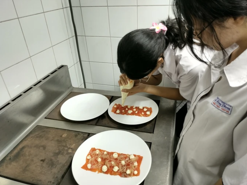 Học sinh Việt học nấu ăn theo thực đơn kiểu Pháp Học sinh Việt học nấu ăn theo thực đơn kiểu Pháp