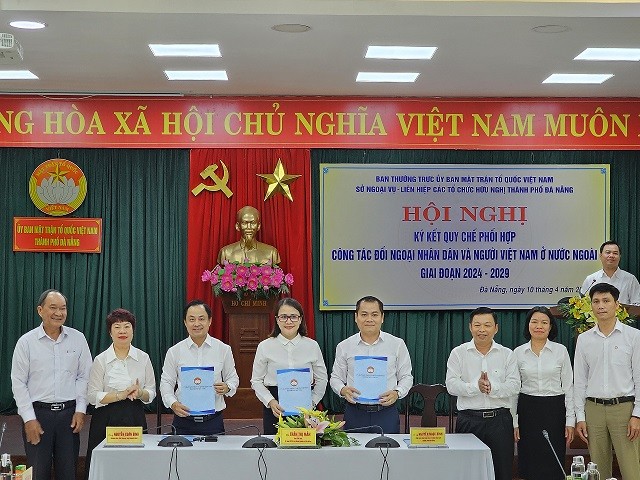 Đại diện lãnh đạo 3 cơ quan ký kết quy chế phối hợp công tác đối ngoại nhân dân và người Việt Nam ở nước ngoài giai đoạn 2024-2029. (Ảnh: DAFO) Đại diện lãnh đạo 3 cơ quan ký kết quy chế phối hợp công tác đối ngoại nhân dân và người Việt Nam ở nước ngoài giai đoạn 2024-2029. (Ảnh: DAFO)