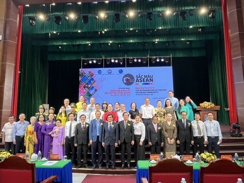 Trưng bày gần 100 bức ảnh về văn hóa, con người ASEAN tại Đồng Nai Trưng bày gần 100 bức ảnh về văn hóa, con người ASEAN tại Đồng Nai