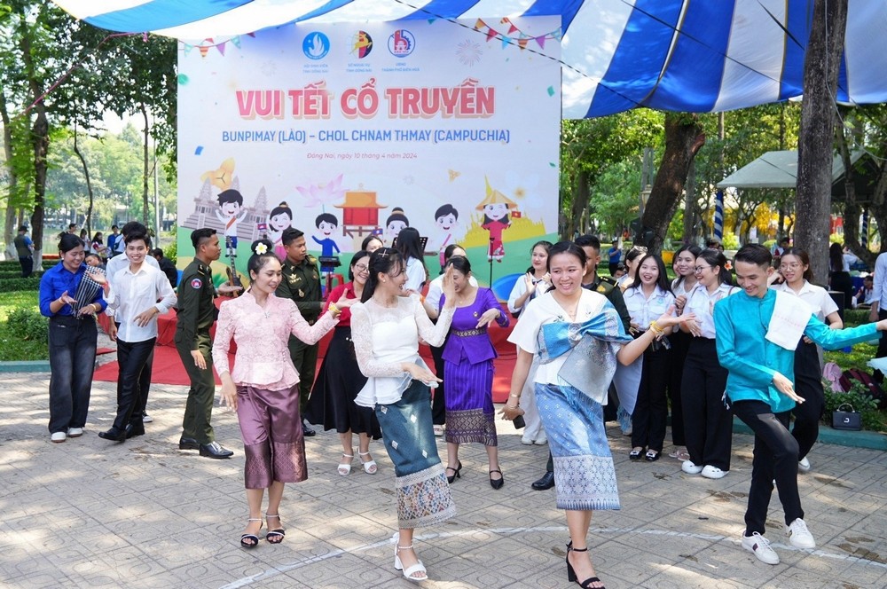 Lưu học sinh Lào tại Thái Nguyên đón Tết cổ truyền Bunpimay Lưu học sinh Lào tại Thái Nguyên đón Tết cổ truyền Bunpimay